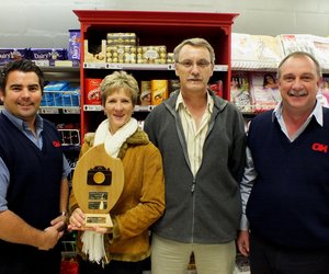 Vlnr is Gideon Jansen van Vuuren, Linda Kloppers (wenner), Christo Wessels (voorsitter) en Chris van Rensburg tydens die oorhandiging van die Gansbaai OK Foods Wissel Trofee aan Linda.